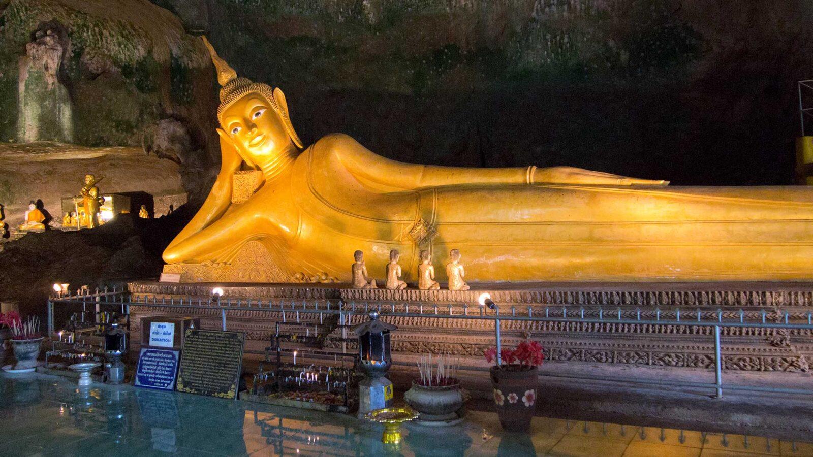 Фото статуи лежащего Будды