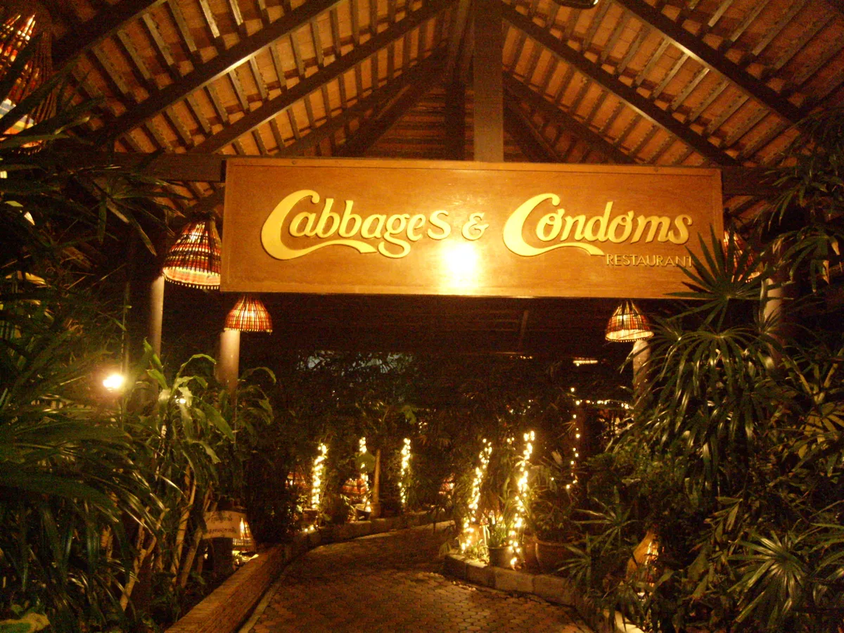 Бангкок: ресторан Cabbages & Condoms